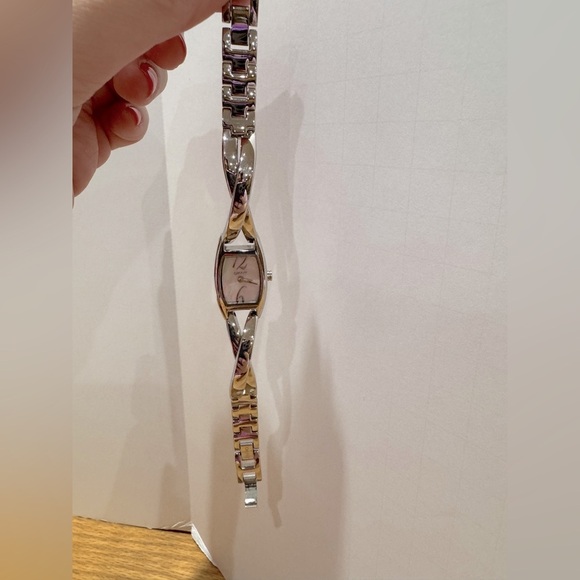 Vintage Fossil Silver Women's Watch with hologram type watch face - Picture 5 of 6